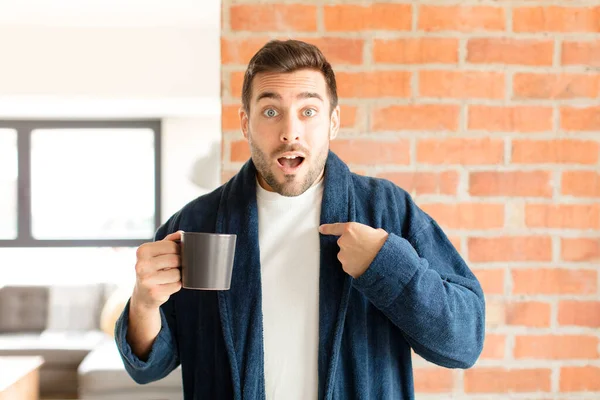 Homem Bonito Sentindo Feliz Surpreso Orgulhoso Apontando Para Mesmo Com — Fotografia de Stock