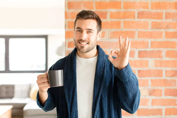 Homem Bonito Sentindo Feliz Relaxado Satisfeito Mostrando Aprovação Com Gesto — Fotografia de Stock