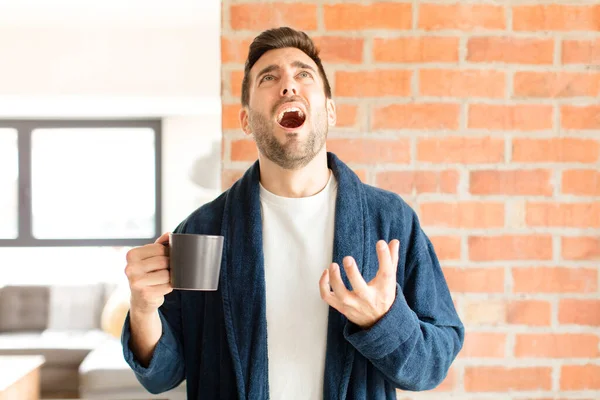 Hombre Guapo Buscando Desesperado Frustrado Estresado Infeliz Molesto Gritando Gritando — Foto de Stock