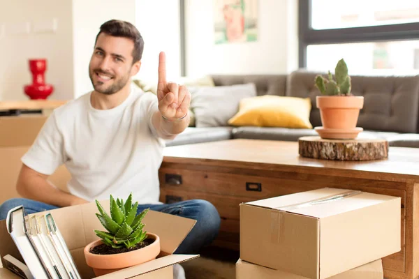 Hombre Guapo Sonriendo Orgullosamente Con Confianza Haciendo Pose Número Uno — Foto de Stock