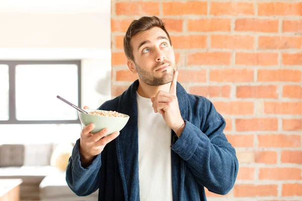 Knappe Man Die Vrolijk Lacht Dagdroomt Twijfelt Naar Zijkant Kijkt — Stockfoto