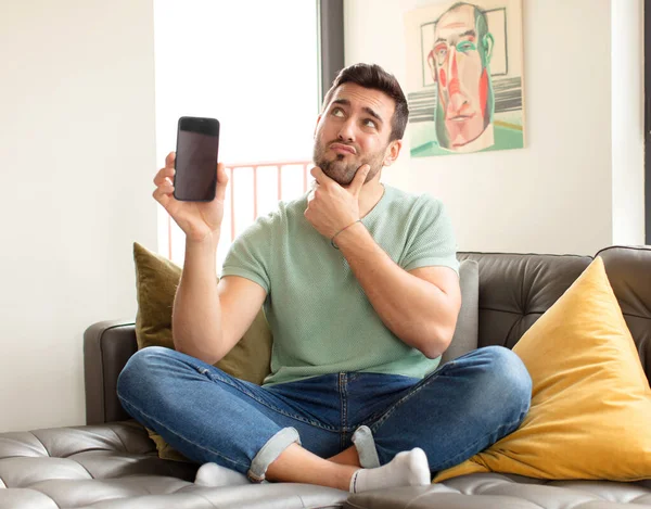 Schöner Mann Der Denkt Sich Zweifelnd Und Verwirrt Fühlt Verschiedene — Stockfoto