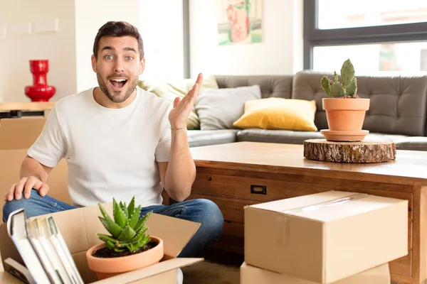 Hombre Guapo Sintiéndose Feliz Sorprendido Alegre Sonriendo Con Actitud Positiva — Foto de Stock