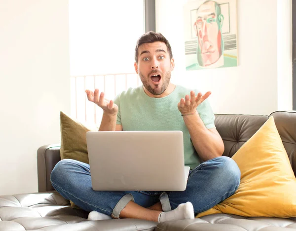 Yakışıklı bir adam son derece şok olmuş ve şaşırmış, endişeli ve paniklemiş, stresli ve dehşete kapılmış görünüyor.