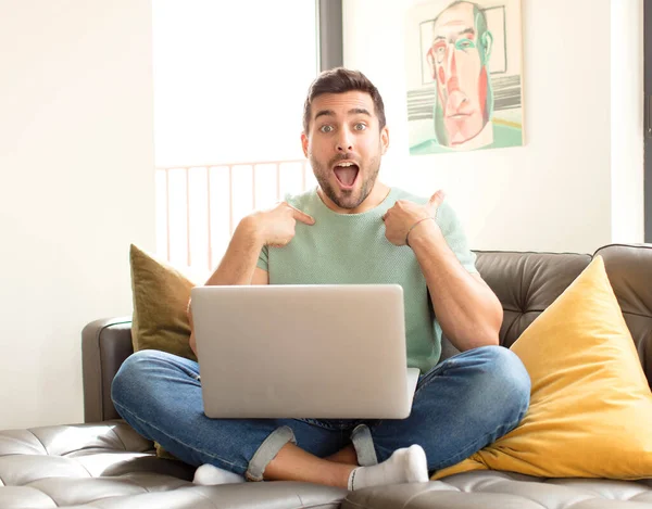 Yakışıklı adam mutlu, şaşkın ve gururlu, heyecanlı, şaşkın bakışlarla kendini işaret ediyor.