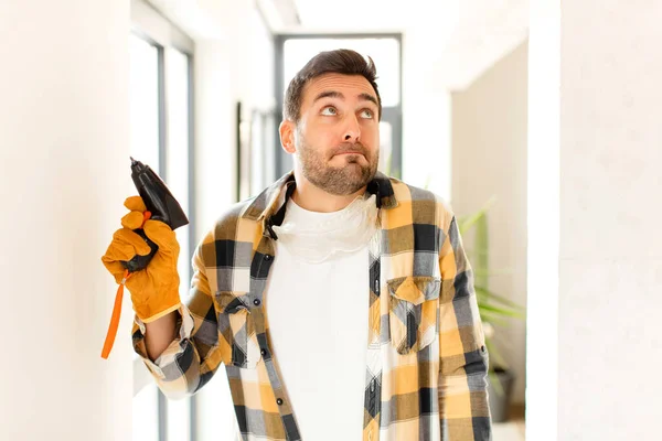 Handyman Shrugging Feeling Confused Uncertain Doubting Arms Crossed Puzzled Look — Stock Photo, Image