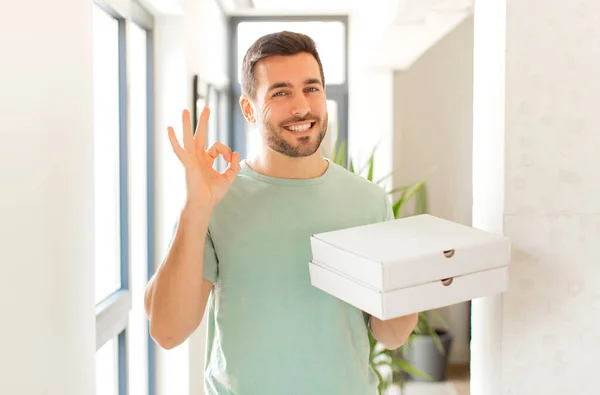 Stilig Man Känner Sig Glad Avslappnad Och Nöjd Visar Godkännande — Stockfoto