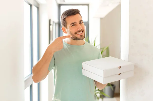 Stilig Man Ler Tryggt Pekar Egen Bred Leende Positiv Avslappnad — Stockfoto