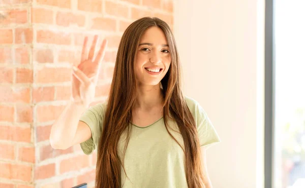 Hübsche Frau Lächelt Und Sieht Freundlich Aus Zeigt Nummer Drei — Stockfoto