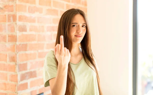 Mujer Bonita Sintiéndose Enojada Molesta Rebelde Agresiva Volteando Dedo Medio — Foto de Stock