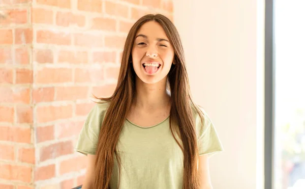 Mulher Bonita Com Atitude Alegre Despreocupada Rebelde Brincando Língua Furando — Fotografia de Stock