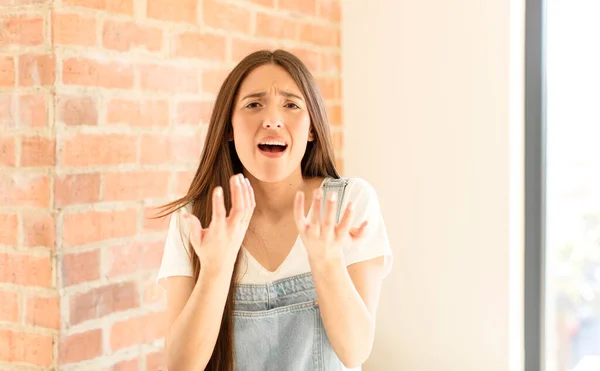 Hübsche Frau Die Verzweifelt Und Frustriert Aussieht Gestresst Unglücklich Und — Stockfoto