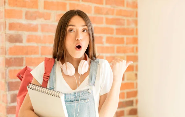 Ich Schaute Erstaunt Ungläubig Zeigte Auf Ein Objekt Der Seite — Stockfoto