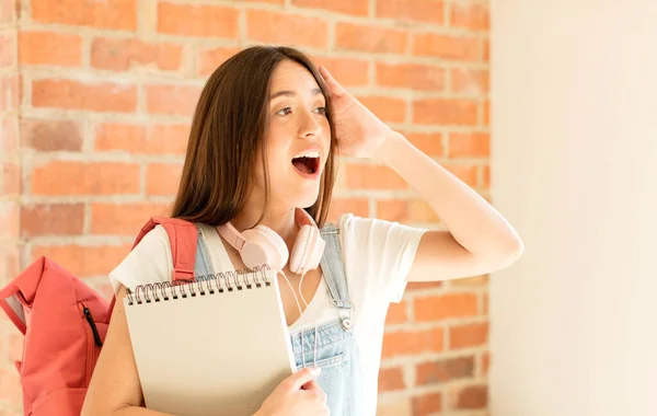 Sentirse Feliz Emocionado Sorprendido Mirando Lado Con Ambas Manos Cara —  Fotos de Stock