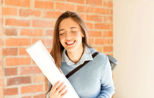 Hübscher Architekt Der Laut Über Irgendeinen Urkomischen Witz Lacht Sich — Stockfoto