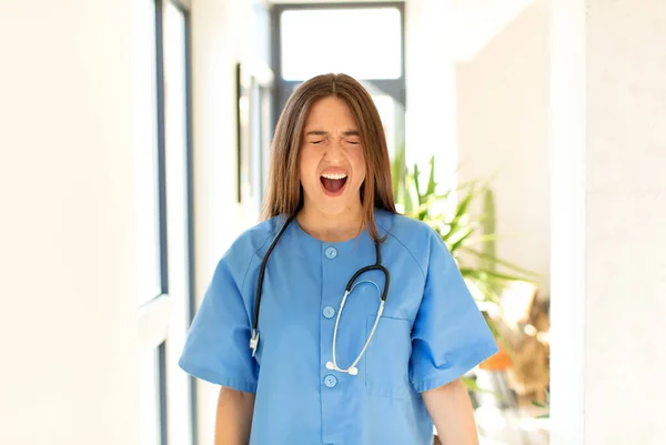 Όμορφη Νοσοκόμα Φωνάζει Επιθετικά Αναζητούν Πολύ Θυμωμένος Απογοητευμένος Εξοργισμένος Ενοχλημένος — Φωτογραφία Αρχείου