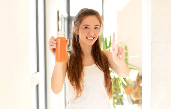 Bella Donna Sorridente Dall Aspetto Amichevole Mostrando Numero Uno Primo — Foto Stock