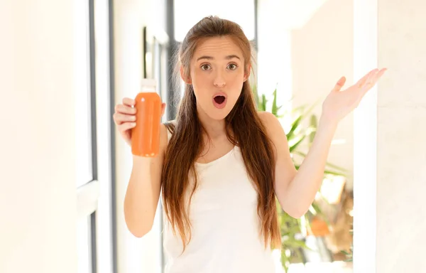 Pretty Woman Feeling Extremely Shocked Surprised Anxious Panicking Stressed Horrified — Stock Photo, Image