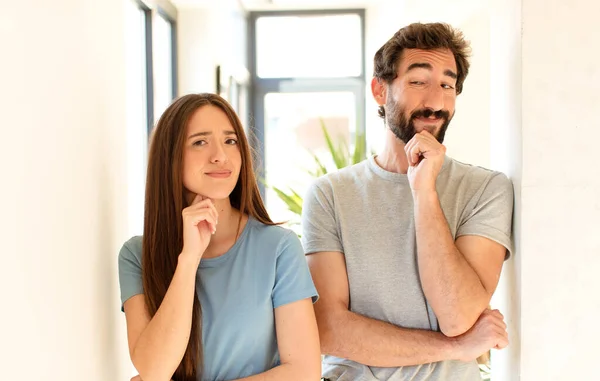 Junges Paar Mit Glücklichem Selbstbewusstem Gesichtsausdruck Die Hand Kinn Staunend — Stockfoto