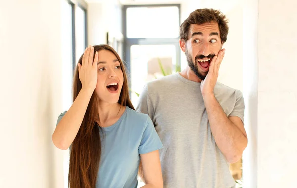 Joven Pareja Sintiéndose Feliz Emocionada Sorprendida Mirando Lado Con Ambas — Foto de Stock