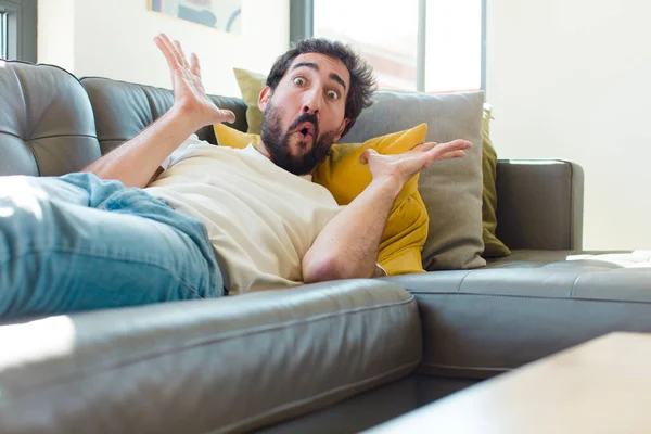 Joven Barbudo Descansando Sofá — Foto de Stock