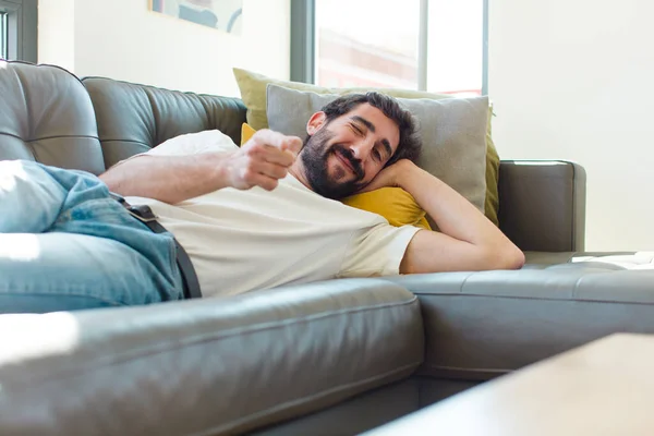 Joven Barbudo Descansando Sofá — Foto de Stock