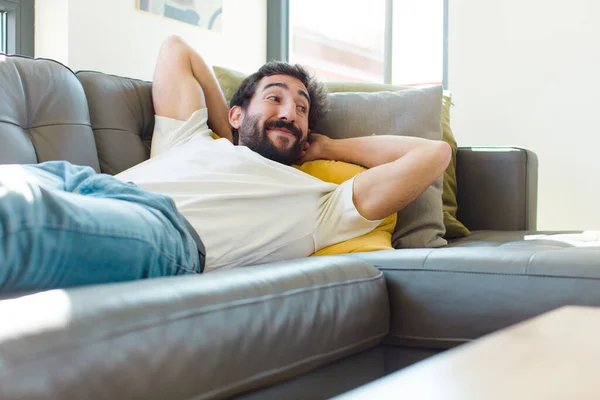 Joven Barbudo Descansando Sofá — Foto de Stock