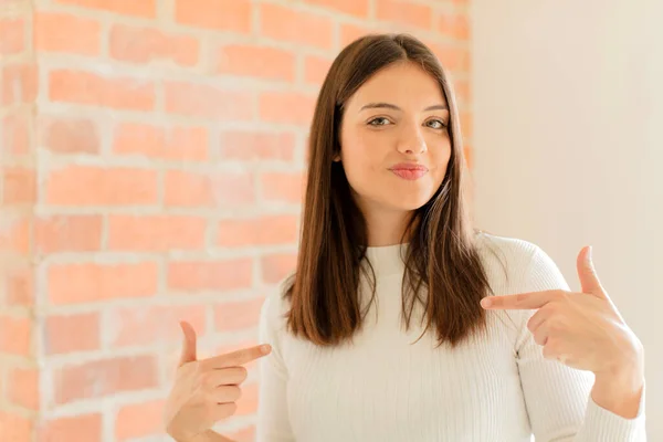 Mujer Joven Que Parece Orgullosa Arrogante Feliz Sorprendida Satisfecha Señalándose —  Fotos de Stock