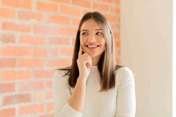 Giovane Donna Sorridente Felicemente Sognare Occhi Aperti Dubitare Guardando Una — Foto Stock