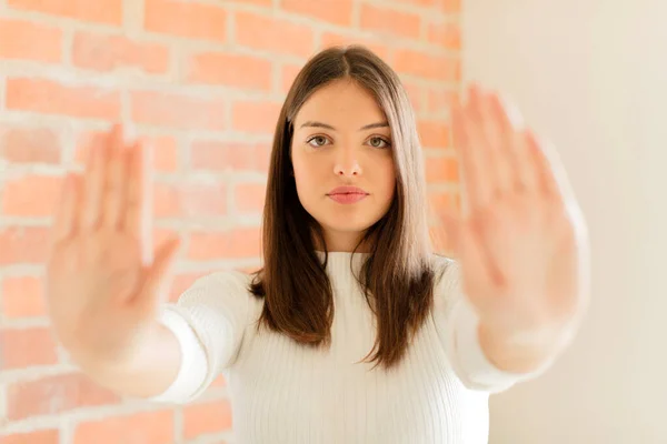 Mujer Joven Mirando Serio Infeliz Enojado Disgustado Prohibiendo Entrada Diciendo — Foto de Stock