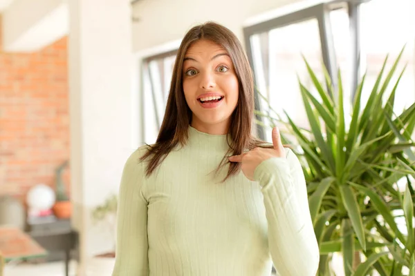 Mulher Bonita Olhando Feliz Orgulhoso Surpreso Alegremente Apontando Para Mesmo — Fotografia de Stock