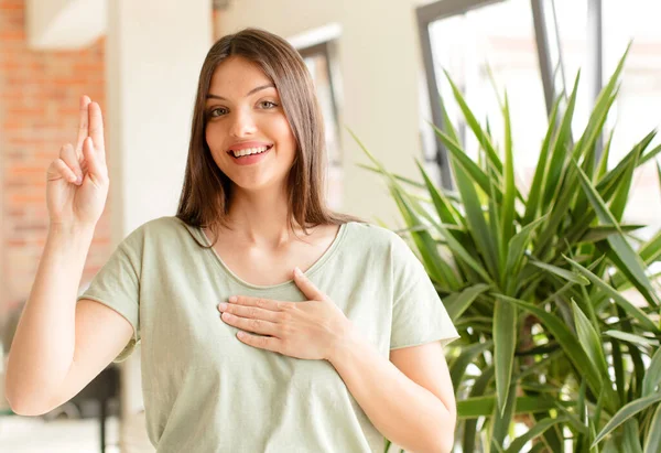 Mujer Bonita Mirando Feliz Confiado Digno Confianza Sonriendo Mostrando Signo —  Fotos de Stock