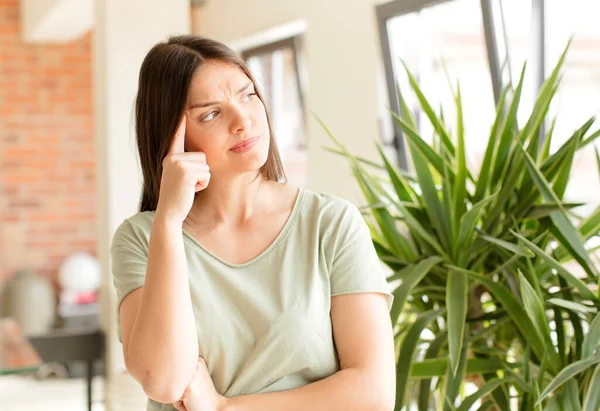 Hübsche Frau Mit Konzentriertem Blick Fragend Mit Zweifelndem Gesichtsausdruck Aufblickend — Stockfoto