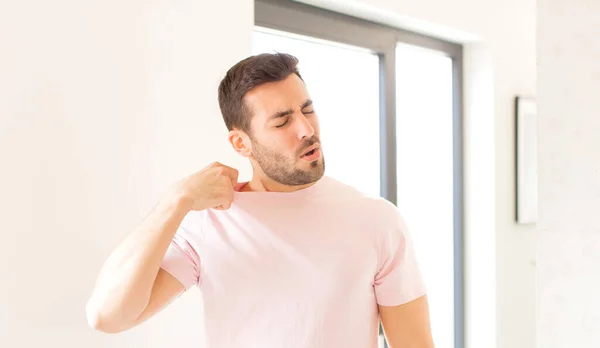 Knappe Man Voelt Zich Gestrest Angstig Moe Gefrustreerd Trekken Shirt — Stockfoto