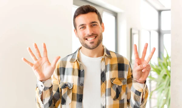 Knappe Man Lachend Vriendelijk Uitziend Nummer Acht Achtste Met Hand — Stockfoto