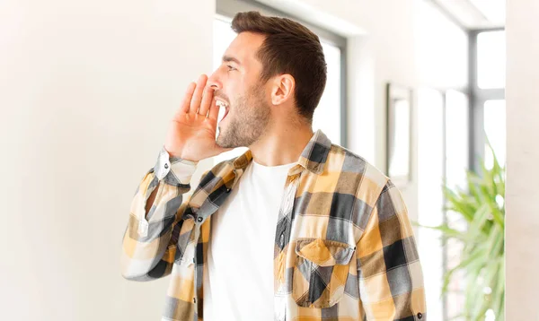 Knappe Man Profiel Bekijken Kijken Blij Opgewonden Schreeuwen Bellen Ruimte — Stockfoto