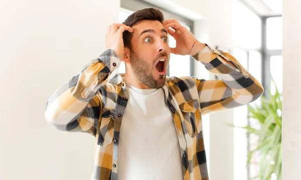 Hombre Guapo Con Boca Abierta Mirando Horrorizado Sorprendido Causa Terrible —  Fotos de Stock