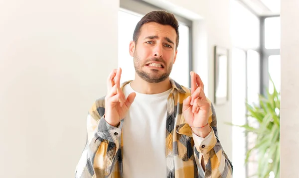 Knappe Man Kruisen Vingers Angstig Hopen Geluk Met Een Bezorgde — Stockfoto