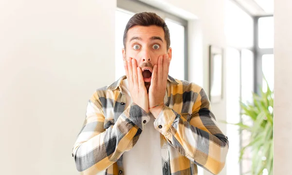 Hombre Guapo Sintiéndose Sorprendido Asustado Mirando Aterrorizado Con Boca Abierta —  Fotos de Stock