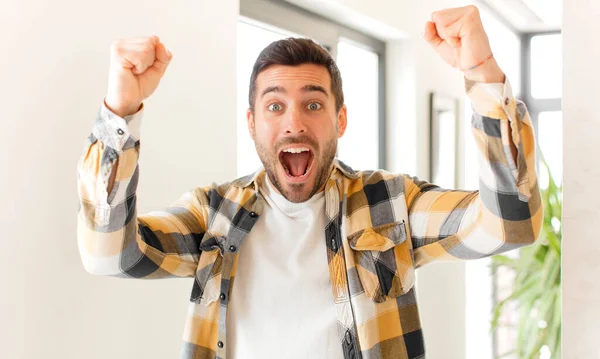 Hombre Guapo Gritando Triunfalmente Pareciendo Emocionado Feliz Sorprendido Ganador Celebrando —  Fotos de Stock