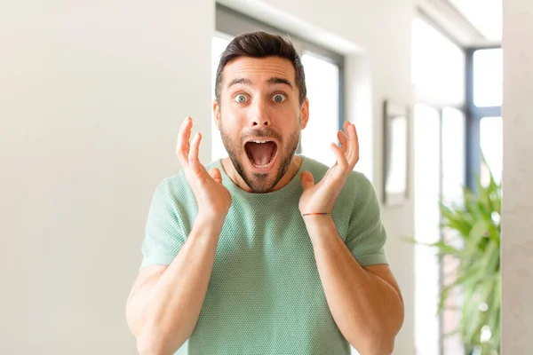 Yakışıklı Bir Adam Beklenmedik Bir Sürprizden Dolayı Şaşkın Heyecanlı Güler — Stok fotoğraf