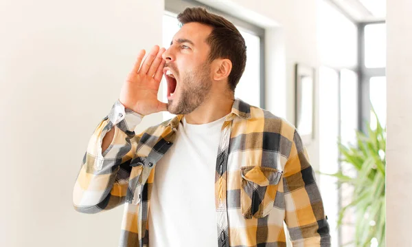 Bell Uomo Gridando Forte Arrabbiato Copiare Spazio Sul Lato Con — Foto Stock