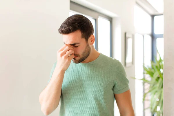 Bell Uomo Sentirsi Stressato Infelice Frustrato Toccare Fronte Soffrire Emicrania — Foto Stock