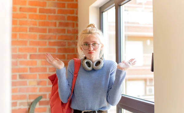 Mooie Student Gevoel Verward Verward Twijfelen Wegen Het Kiezen Van — Stockfoto