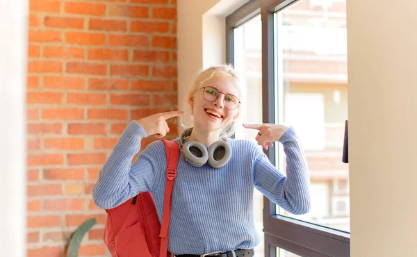 Mooie Student Glimlachend Vol Vertrouwen Wijzen Naar Een Eigen Brede — Stockfoto