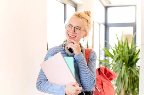 Jolie Élève Souriant Avec Une Expression Heureuse Confiante Avec Main — Photo