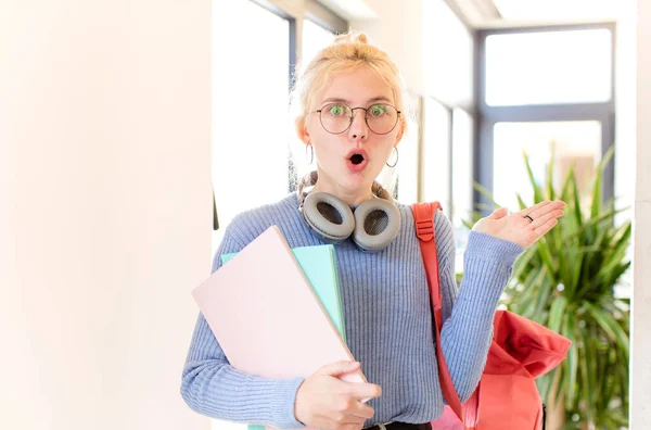 Mooie Student Kijken Verrast Geschokt Met Kaak Laten Vallen Houden — Stockfoto