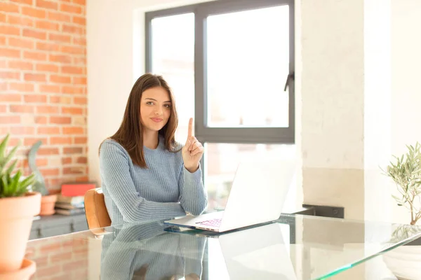 Bonita Mujer Sonriendo Buscando Amigable Mostrando Número Uno Primero Con — Foto de Stock