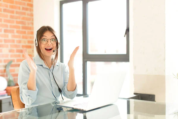 Pretty Telemarketer Feeling Happy Excited Surprised Shocked Smiling Astonished Something — Stock Photo, Image