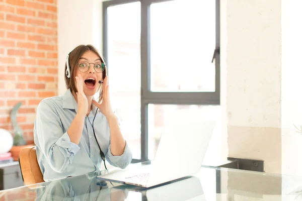 Muito Telemarketer Sentindo Feliz Animado Positivo Dando Grande Grito Com — Fotografia de Stock